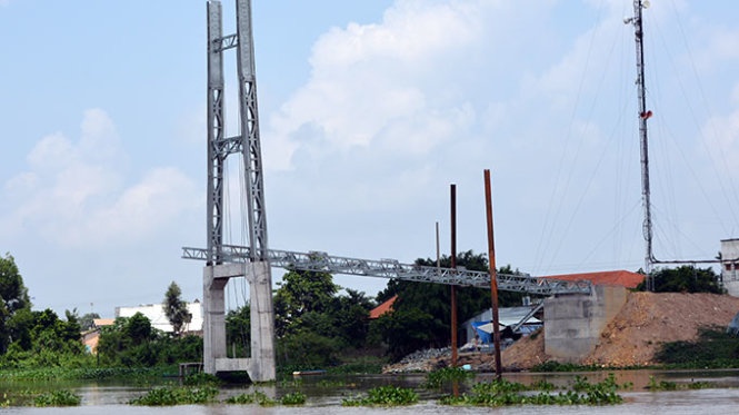 Sap mo cau dang xay do chu quan trong khao sat dia chat hinh anh