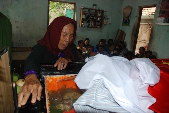 Bà Don Nghen (78 tuổi) đau đớn trước sự ra đi của cháu ngoại.