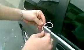 Hai vo chong giau 20 banh heroin vao canh cua oto hinh anh