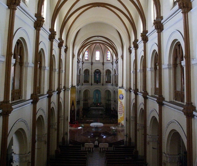 Bi an nhung ngoi mo trong nha tho Duc Ba Sai Gon hinh anh