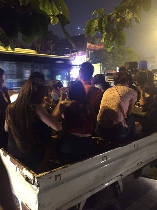 Đưa người vi phạm về trụ sở Công an phường Quan Hoa để tiếp tục điều tra.