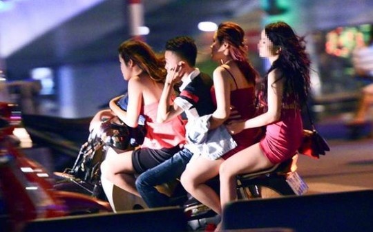 Bat 2 thanh nien dau tran cho 8 co gai toi quan karaoke hinh anh