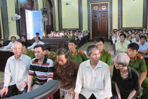 Kiệt và đồng bọn trước vành móng ngựa.