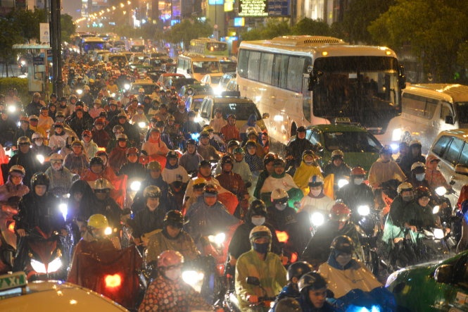 Mưa lớn gây kẹt xe trước cửa ngõ sân bay Tân Sơn Nhất (ảnh chụp tại giao lộ Hoàng Vân Thụ, Nguyễn Văn Trỗi chiều tối 23-10)