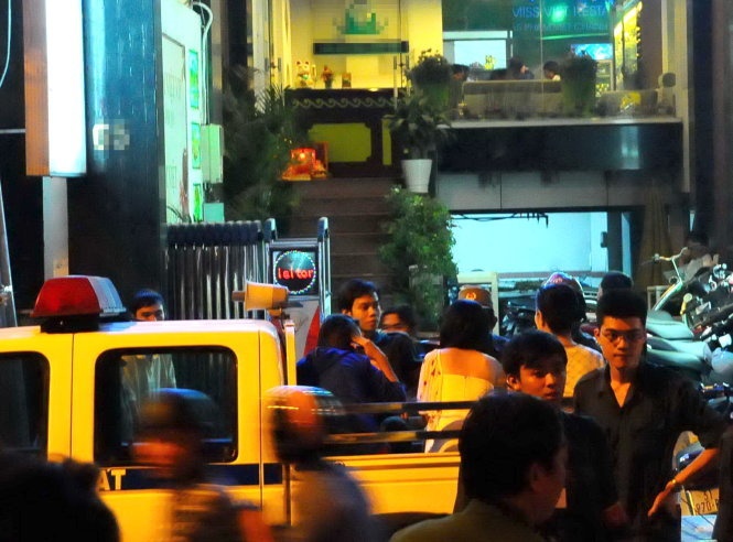 Cơ quan chức năng kiểm tra hành chính một nhà hàng karaoke có dấu hiệu vi phạm trên đường Phạm Viết Chánh, Q.1, TP.HCM.