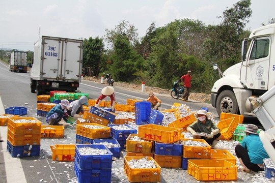 Xe tai lat, truot dai hang chuc met tren Quoc lo 1A hinh anh