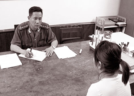 Cơ quan điều tra lấy lời khai đối tượng có hành vi mua bán người.