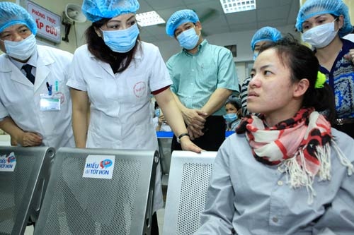 Giam doc So Y te phai noi duoc mot ngoai ngu thong dung hinh anh