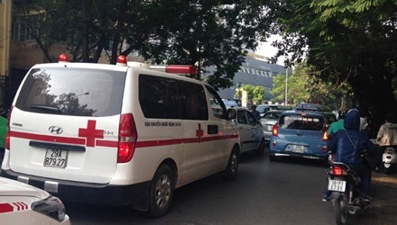 Xe cuu thuong 'du' dai nao benh vien cong hinh anh