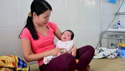 Be hai thang tuoi bi bo roi truoc cong chua vao tinh mo hinh anh