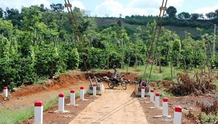 Cau treo khong co duong len hinh anh