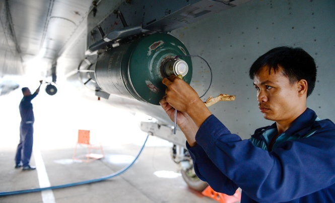 Nhóm nhân viên kỹ thuật gắn bom cho máy bay Su-30MK2 trước giờ bay diễn tập phối hợp tác chiến với Quân khu 9.