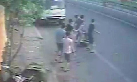 Ba chu tiem banh mi bi danh giua duong hinh anh