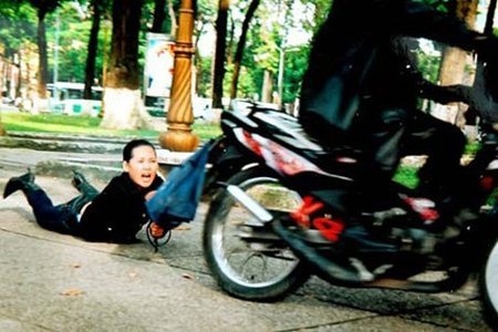 Xin di nho, nguoi dan ong ngoi sau bop co cuop xe may hinh anh