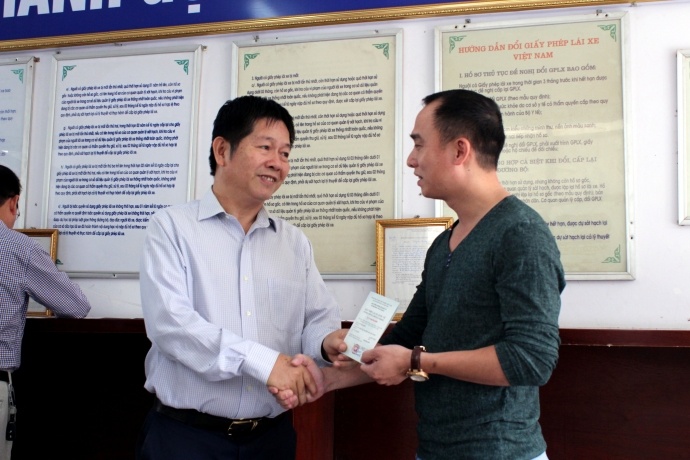 Nhung tai xe dau tien duoc cap GPLX quoc te tai Viet Nam hinh anh