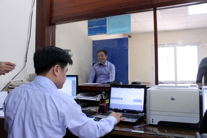 Rất nhiều người hào hứng đến làm thủ tục cấp GPLX quốc tế.