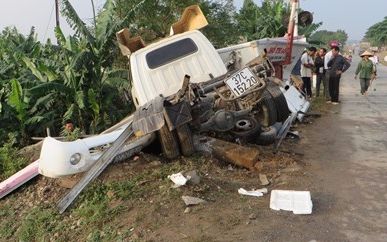 Nhan vien quen ha gac chan, tau hoa dam bay oto hinh anh
