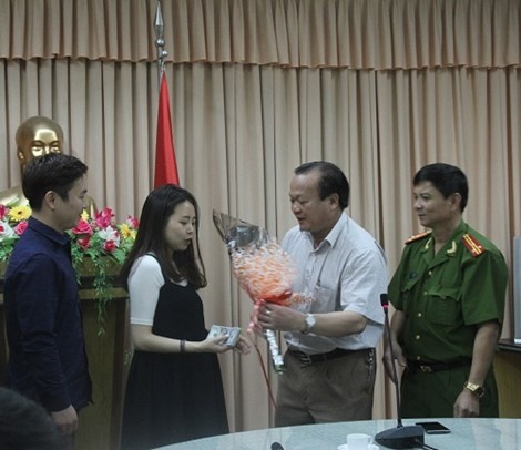 Trao tra 1,8 trieu Won va 600 USD cho du khach Han Quoc hinh anh