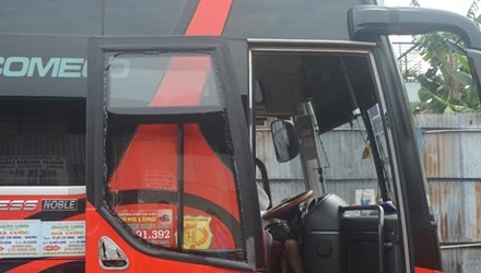 Giang ho chan duong chem vo kinh xe khach hinh anh