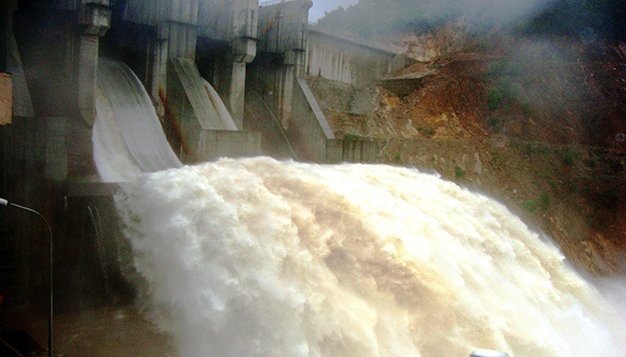 Dan chay hoang len nui trong dem vi tin don vo dap hinh anh