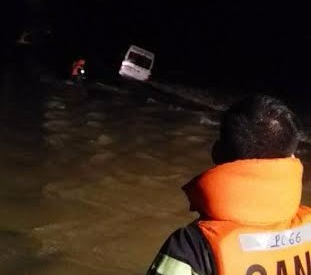 Xe khach cho 9 nguoi bi nuoc cuon, mot nguoi mat tich hinh anh