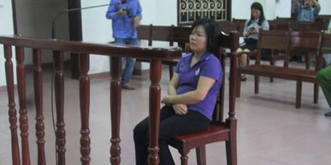 'Nude' ban than de chong nguoi thi hanh cong vu hinh anh