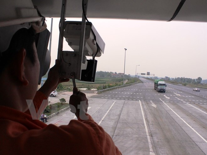 Lắp đặt camera giám sát xe vi pham trên tuyến cao tốc Nội Bài - Lào Cai.