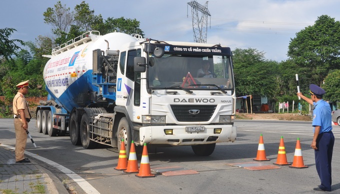 Lam ro thong tin 'canh sat dan duong cho xe vi pham' hinh anh