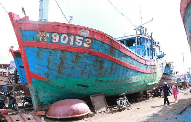 Do không được che chắn, bảo quản nên tàu DNa 90152 đang xuống cấp, hư hỏng.