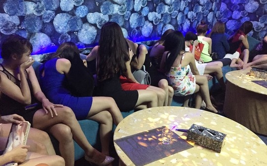 Dot kich nha hang cho tiep vien ngoi tren dui khach hinh anh