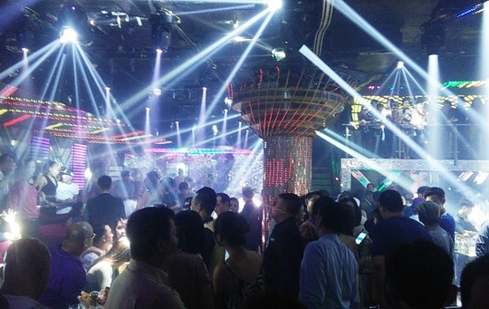 Dù trời đã bước sang ngày mới nhưng bên trong quán bar Số 5 vẫn còn hàng trăm khách.