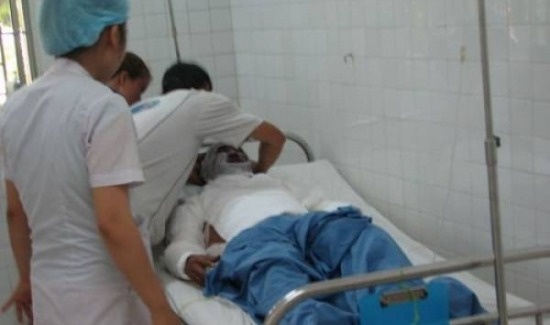 Nua dem, vo tat axit vao mat chong cu roi bo tron hinh anh