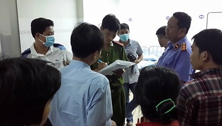 Tre so sinh tu vong sau khi tiem ngua: Nghi van do sac sua hinh anh