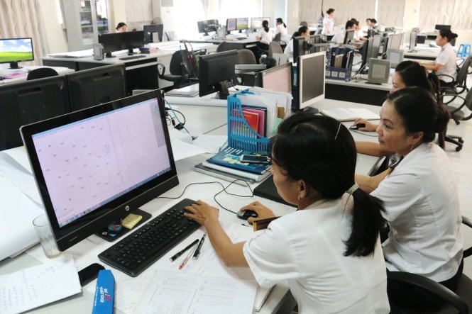 Đội bản đồ số 2 đang xử lý số liệu từ các tàu gửi về.