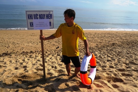 Lực lượng chức năng cắm biển cảnh báo nguy hiểm, cấm tắm biển.