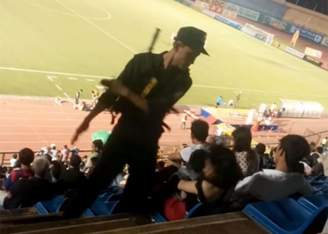 Dinh chi canh sat tat em ho tren san bong hinh anh