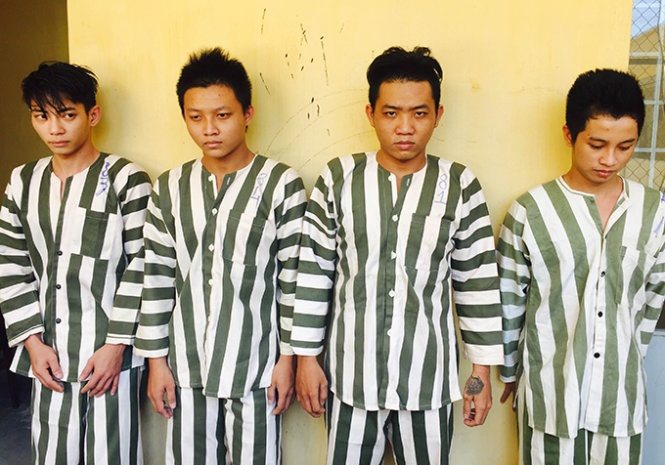 Lợi, Khoa, Duy, Huy (từ trái qua) tại cơ quan điều tra.
