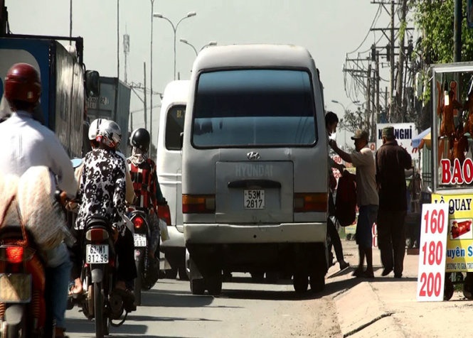 Cu Đắc và Bò đang bắt khách trên quốc lộ 1A đoạn qua Bình Chánh, TP HCM. Ảnh cắt từ clip.