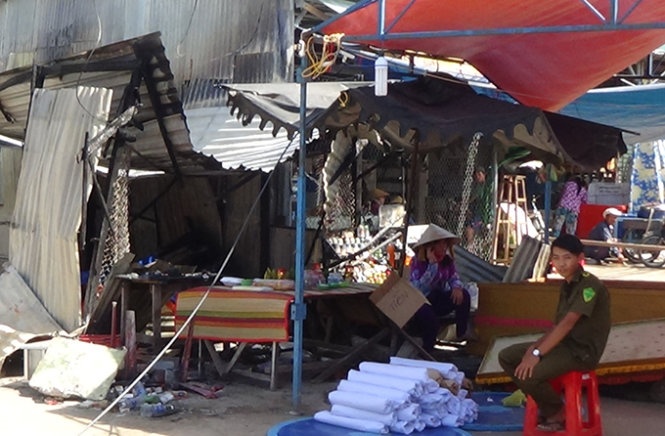 Sang chiet xang trai phep, hai ba chau chet chay hinh anh