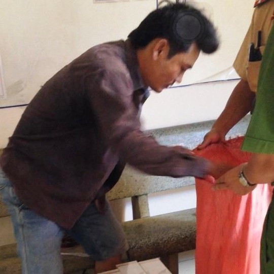 Trần Văn Chuẩn đang cùng cơ quan chức năng kiểm đếm số thuốc lá không rõ nguồn gốc.