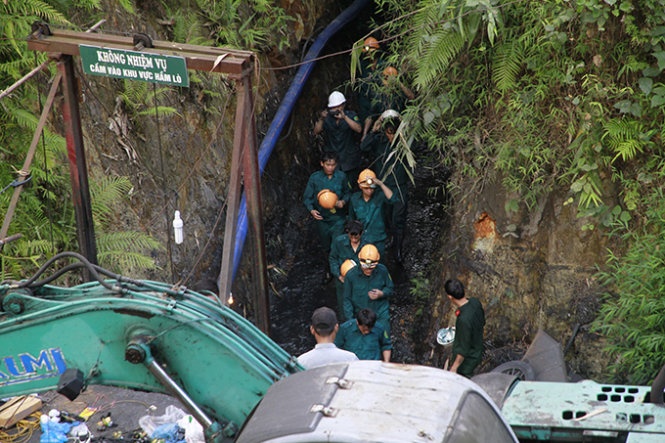 Huy dong hon 500 nguoi tim kiem 2 nan nhan sap lo than hinh anh