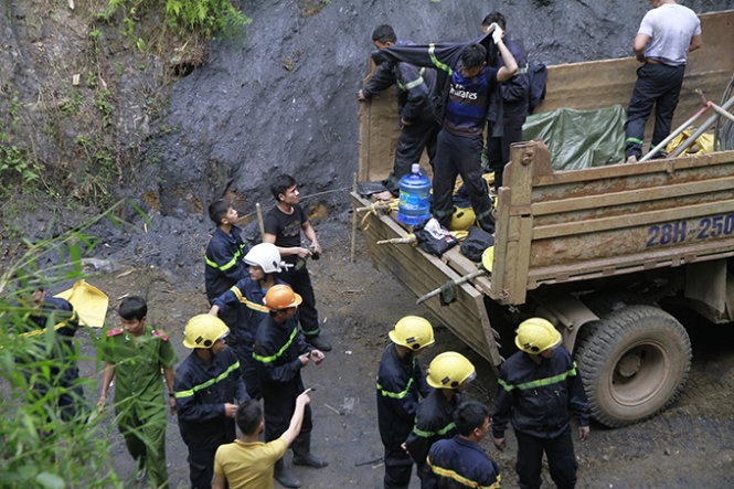 Lực lượng cứu hộ thay ca cho đợt tìm kiếm cứu hộ chiều nay. 