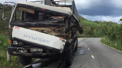 Xe tải chở gạch biến dạng sau cú tông kinh hoàng. 