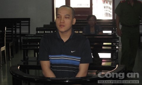 Bị cáo Nguyễn Tấn Hiếu trước vành móng ngựa.