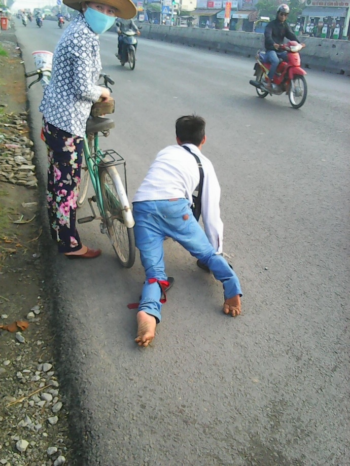 Em Trung tật nguyền bị kẻ ác giật lấy hết vé số, đau đớn bò đi tìm xe về Tiền Giang.