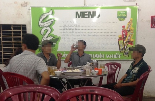 Bữa ăn dọc đường của tài xế và phụ xe chẳng khác bữa nhậu với đầy đủ bia, rượu.