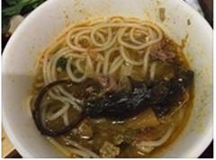 Thuc khach vu chuot chet trong noi lau len tieng hinh anh