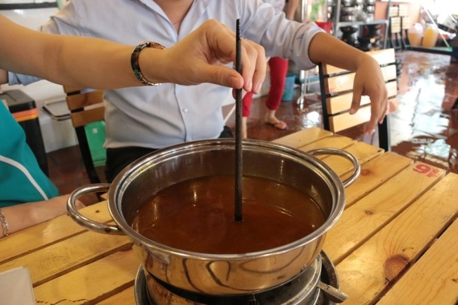 Chủ nhà hàng lẩu dê cua (đường Hoa Lan, Q. Phú Nhuận) cho biết nồi lẩu với mực nước thấp như thế này rất dễ phát hiện chuột hay bất kỳ vật thể lạ nào ngay từ đầu.