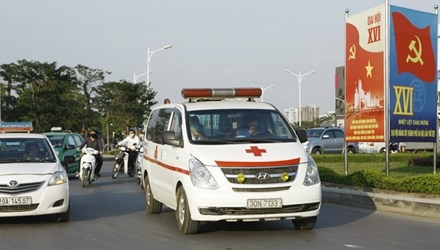 Muon hinh xe cuu thuong: Co cap cuu len loi trong benh vien hinh anh