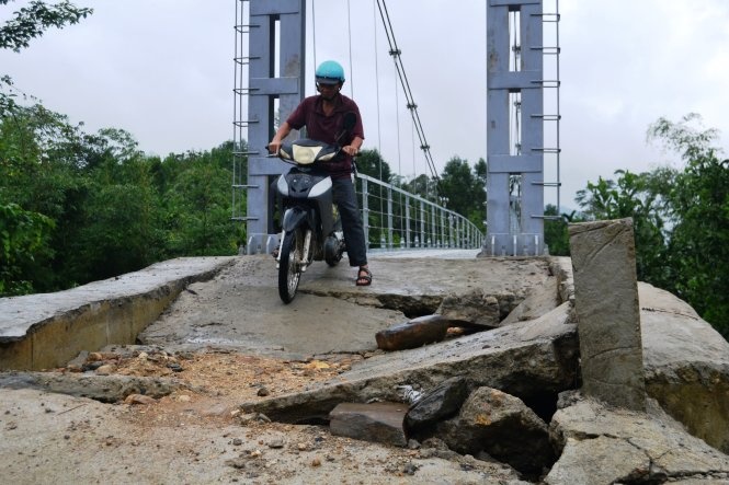 Cau treo moi ban giao da 'toac mong' hinh anh